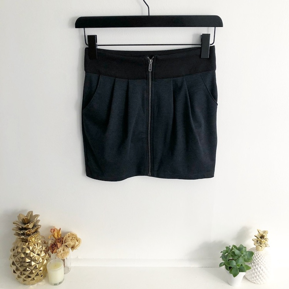 Zip up Pleated Mini Skirt